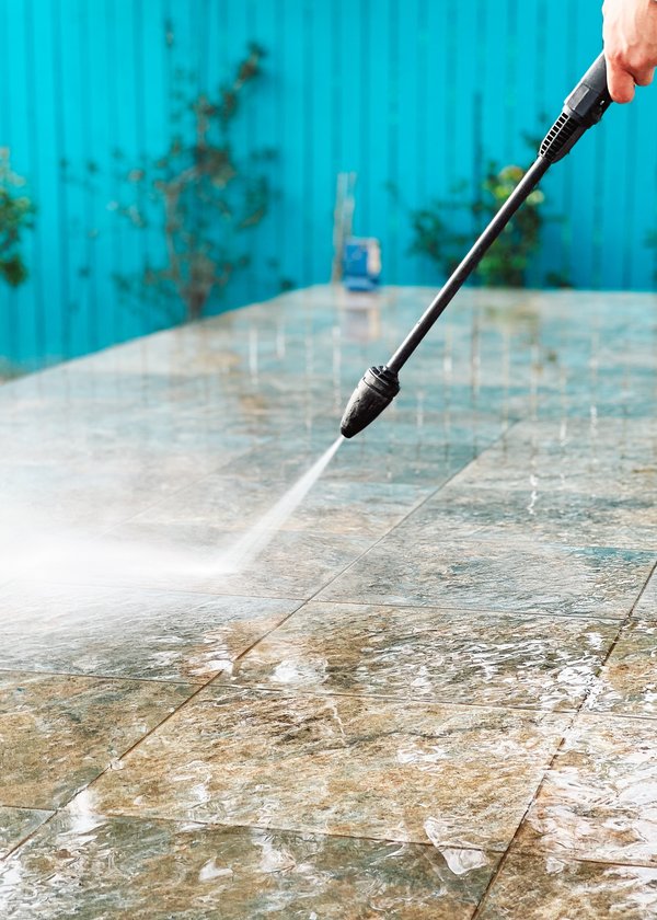 Nettoyage efficace du carrelage extérieur rugueux : nos astuces